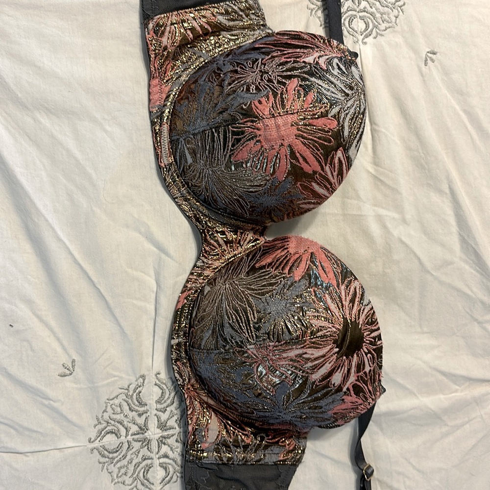 Victoria Secret size 36 D, beautiful, never worn. Pink and gray.